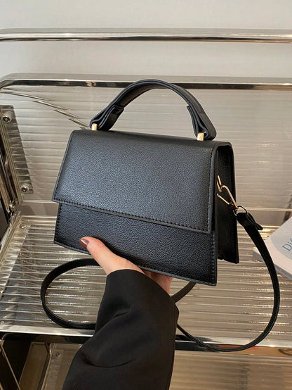 Mini taske i sort – indvendig kapacitet vist