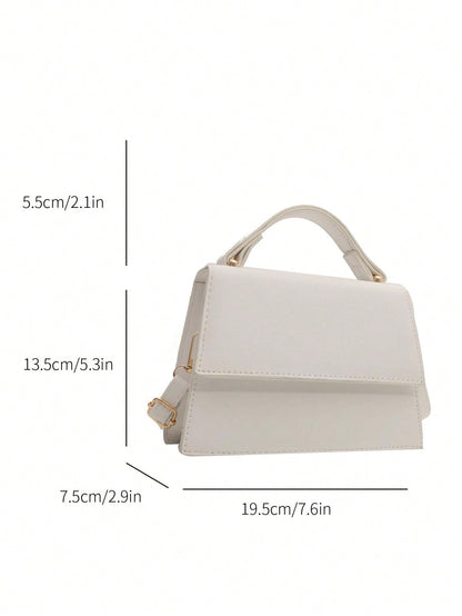 Sort mini håndtaske vist med justerbar crossbody rem