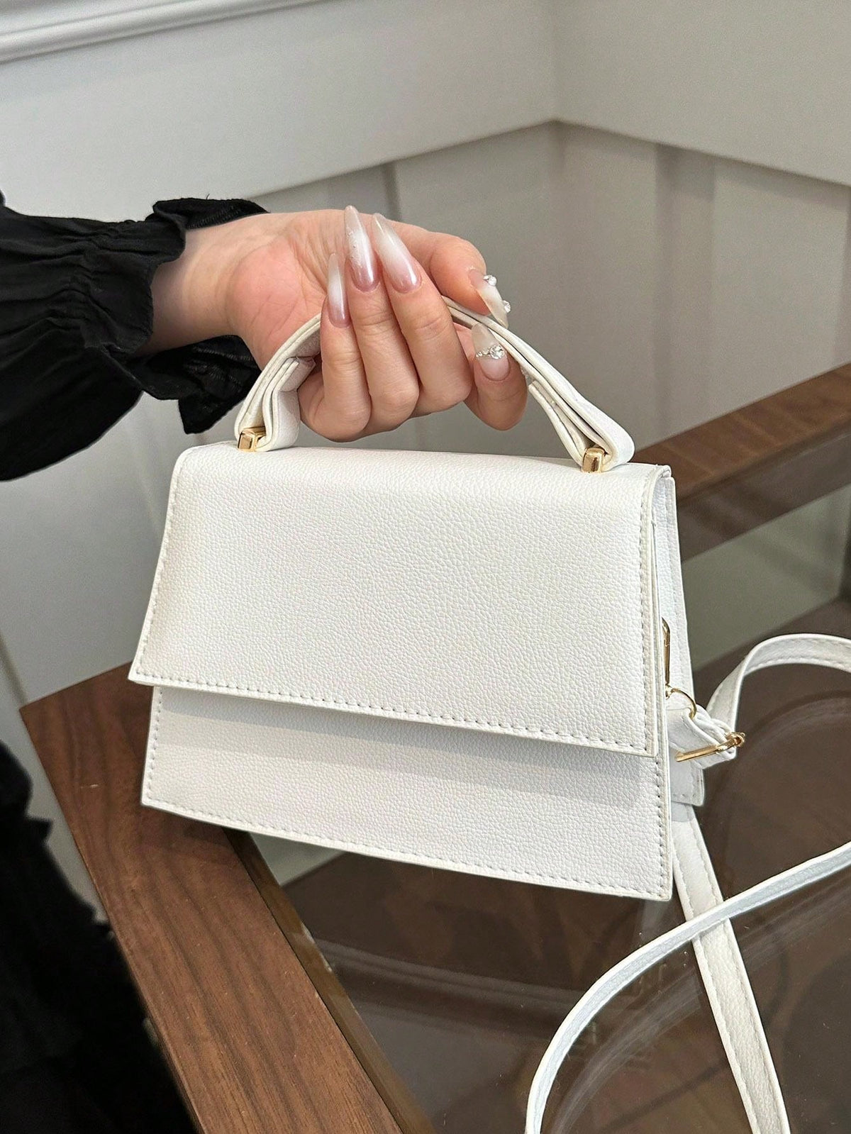 Crossbody taske i hvid set fra siden