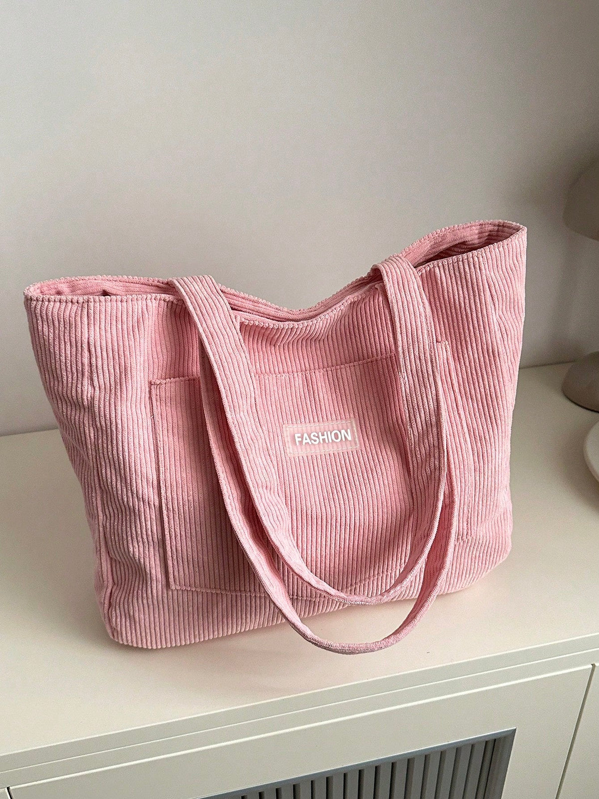 Rosa corduroy tote bag båret som skuldertatske