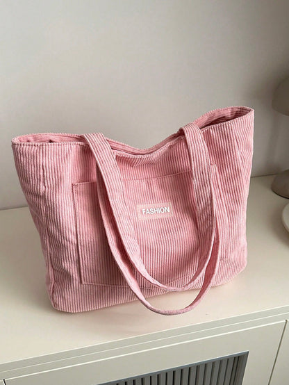 Rosa corduroy tote bag båret som skuldertatske