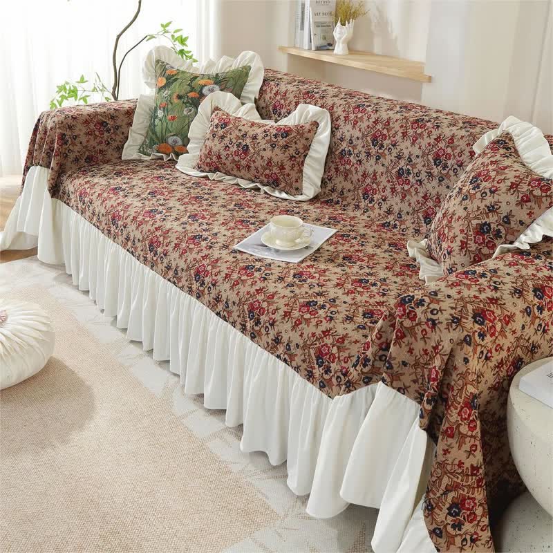 Sofabetræk med romantisk blomstermotiv på sofa