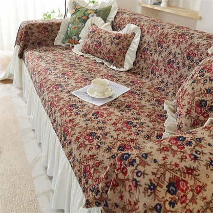 Flæset sofabetræk med blomsterprint i stue
