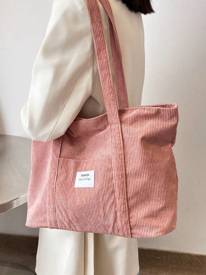 Detalje af corduroy ribstruktur på stor tote bag