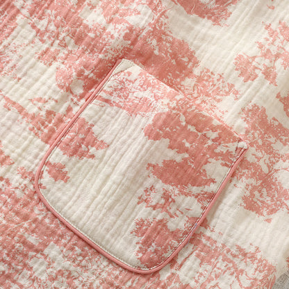 Dame iført kimono pyjamas sæt hjemme