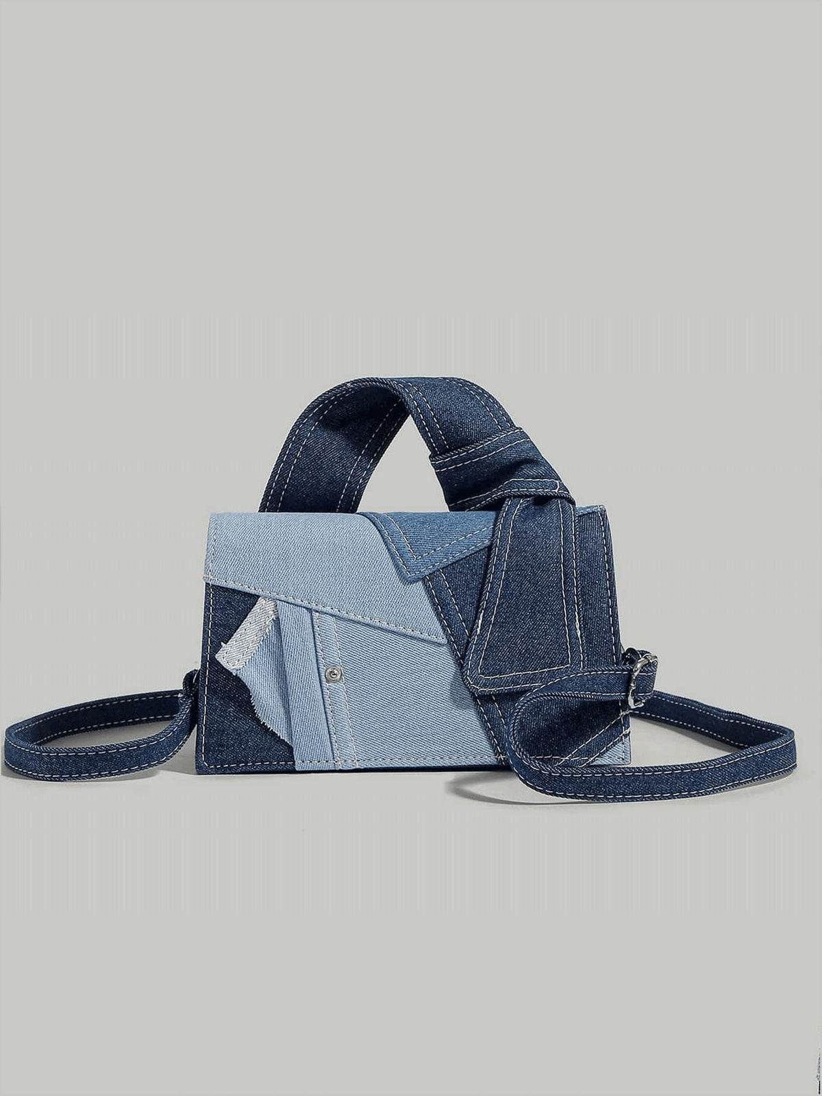 Sort denim skuldertaske til damer – nærbillede af materiale
