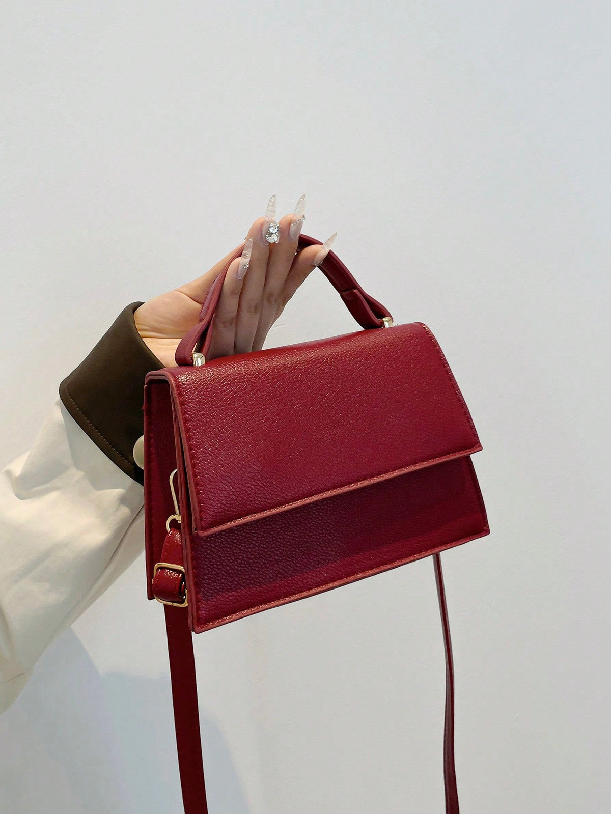 Crossbody taske i bordeaux båret crossbody