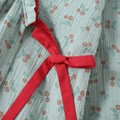 Kvinde iført kimono pyjamas i bomuld – afslappet hjemmetøj