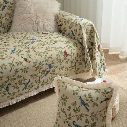 Sofabeskyttelse i polyester vist på tresæders sofa