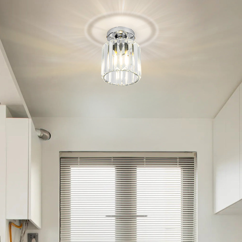 Guld krystal loftlampe i varm boligindretning