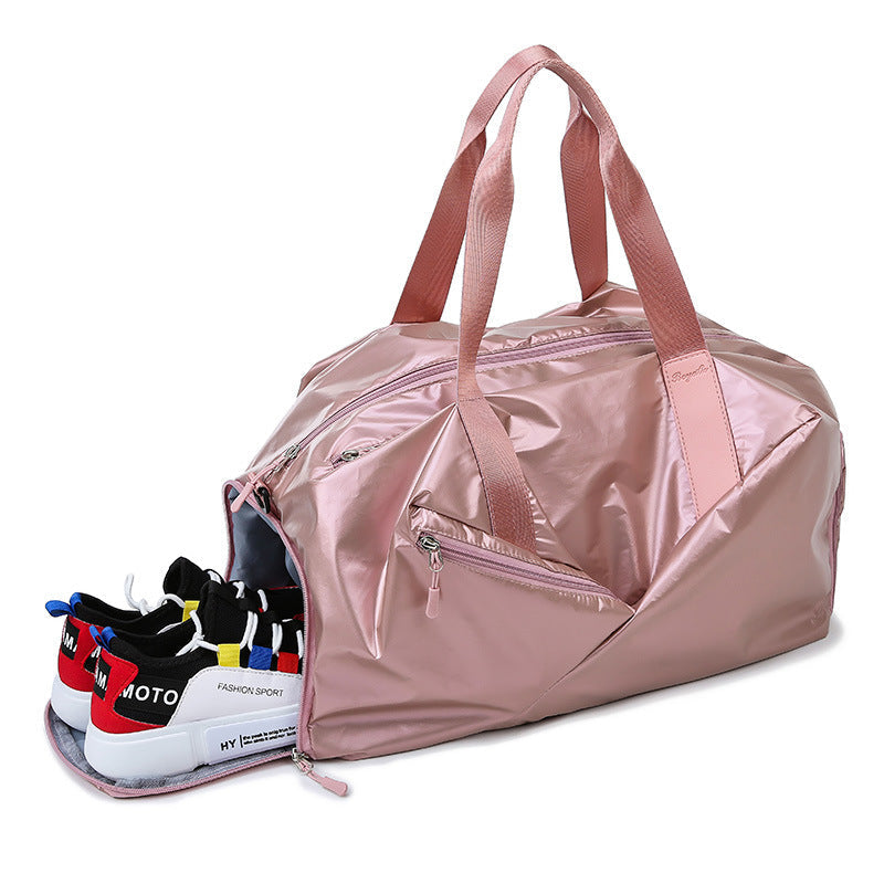 Træningstaske åben og pakket med træningsstøj og sko