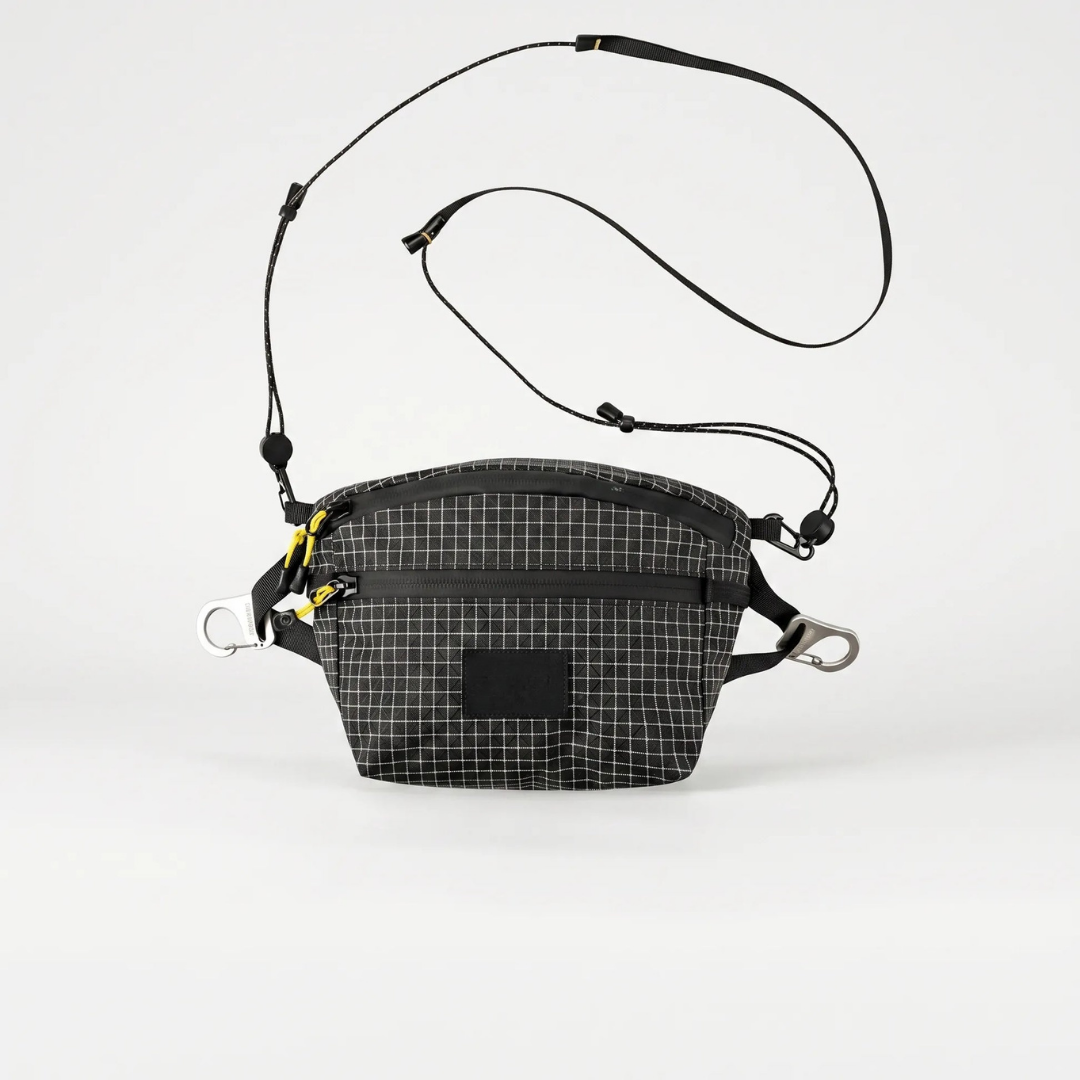 Crossbody taske herre vist forfra med lynlåslommer og karabinhager