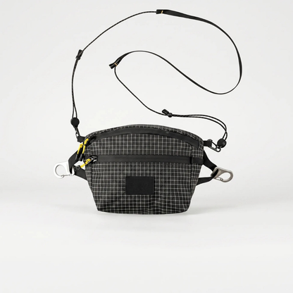 Crossbody taske herre vist forfra med lynlåslommer og karabinhager