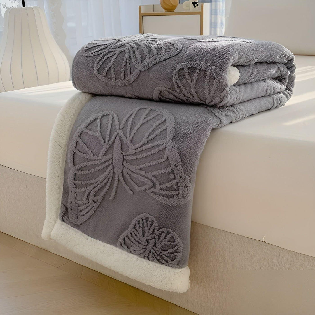 ButterflyDream Tæppe – Stilfuldt Broderet Sommerfugletæppe i Varm Fleece
