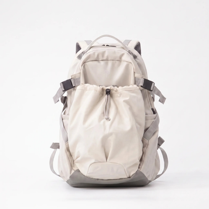 Vandrerygsæk på 30 liter i beige farve set forfra