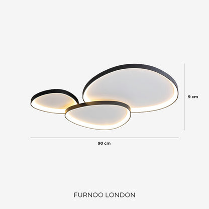 Sort loftlampe i kontrast mod lyst loft