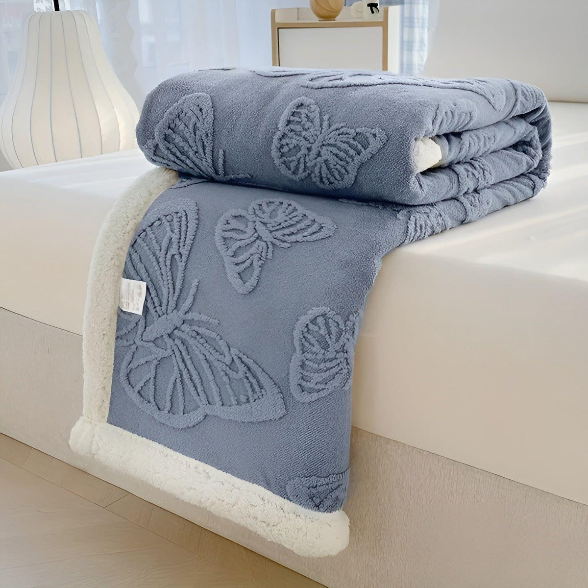 ButterflyDream Tæppe – Stilfuldt Broderet Sommerfugletæppe i Varm Fleece