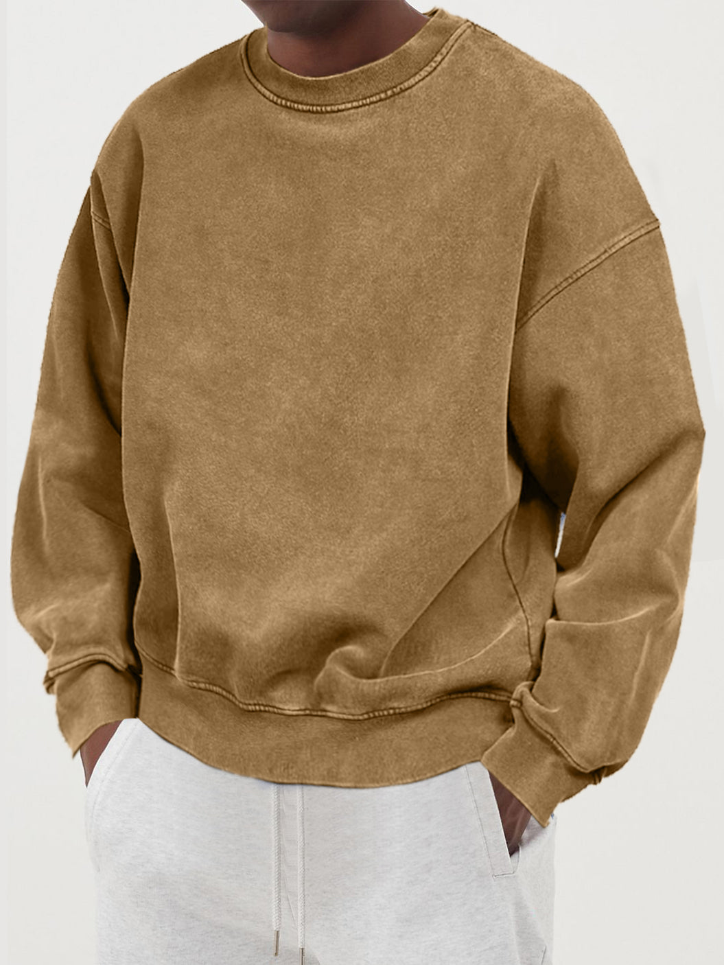 Striktrøje med løs pasform vist med jeans – styling