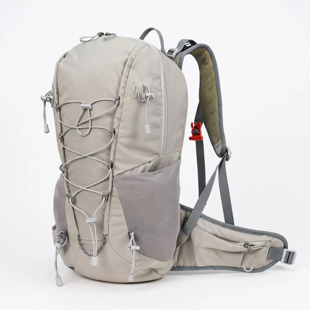 Vandrerygsæk 25L i khaki – set forfra med hofterem og sidlommer