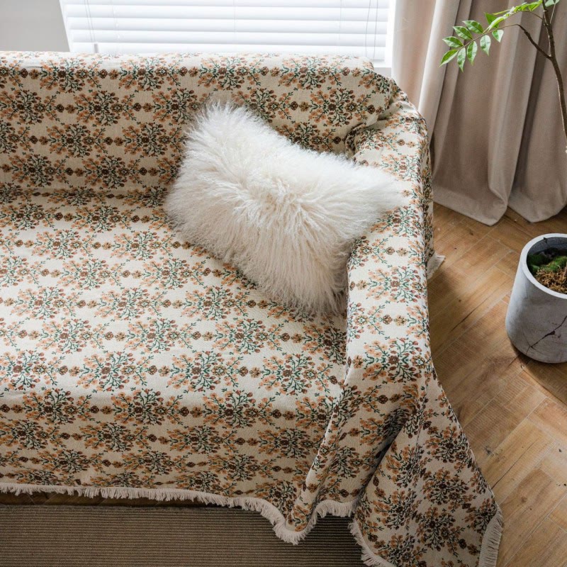 Sofabetræk brugt som sofa beskyttelse på loveseat – beige