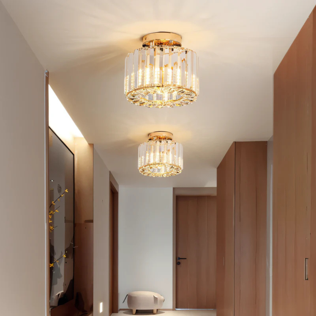 Krystal loftlampe monteret i loft i moderne indretning