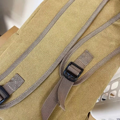 Detalje af forlomme på canvas rygsæk til daglig brug