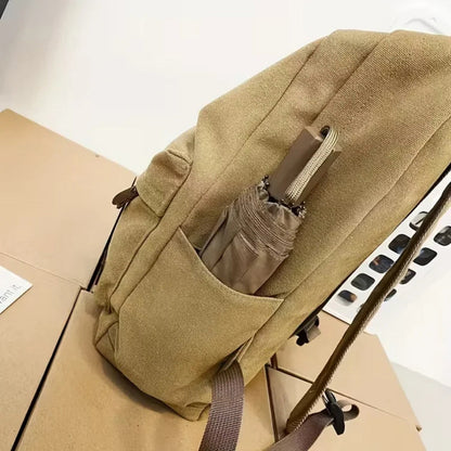 Canvas rygsæk åbnet med plads til laptop og tilbehør