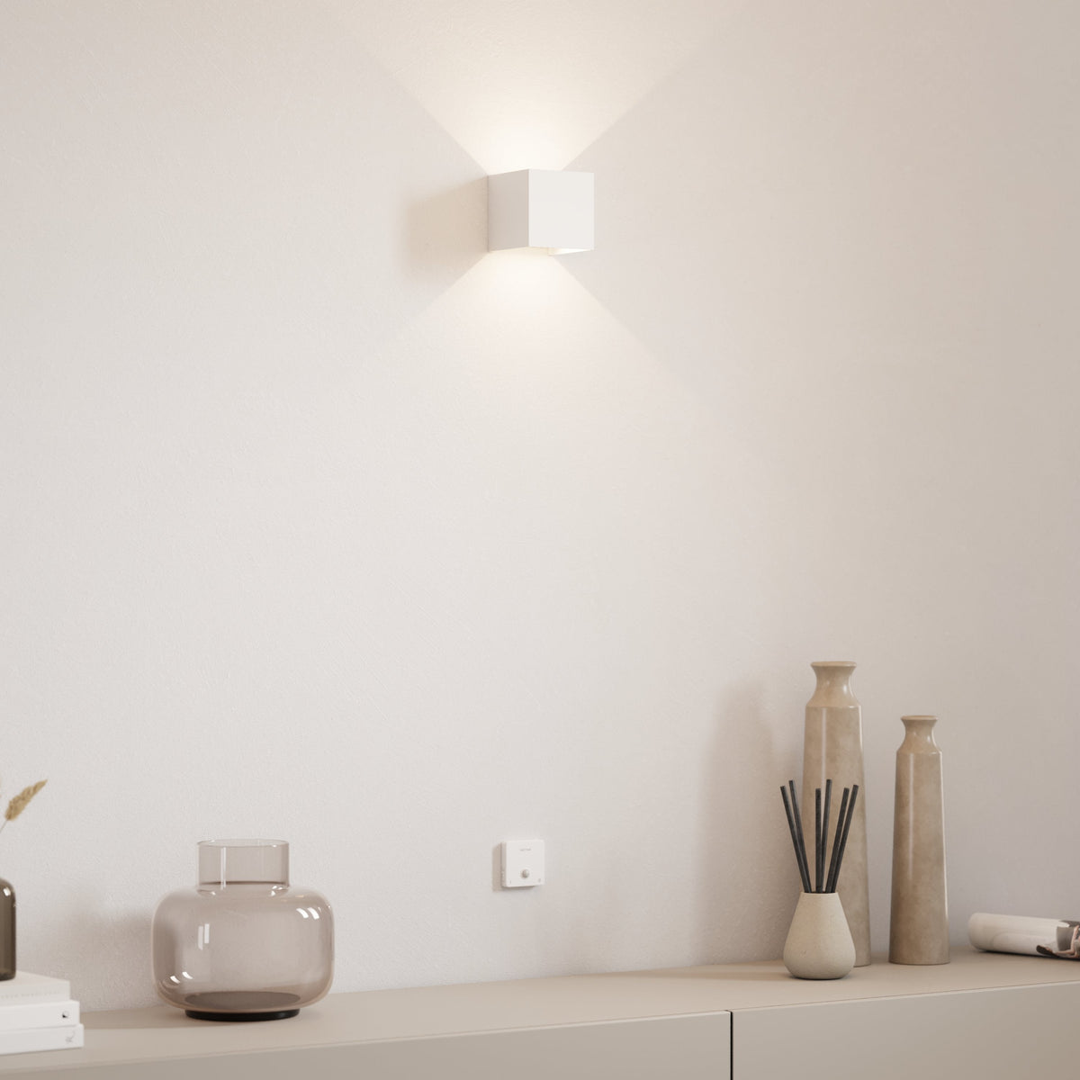 Sort LED-væglampe med batteridrift i funktion