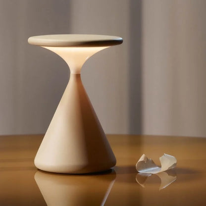 LED-bordlampe i timeglasform placeret på skrivebord