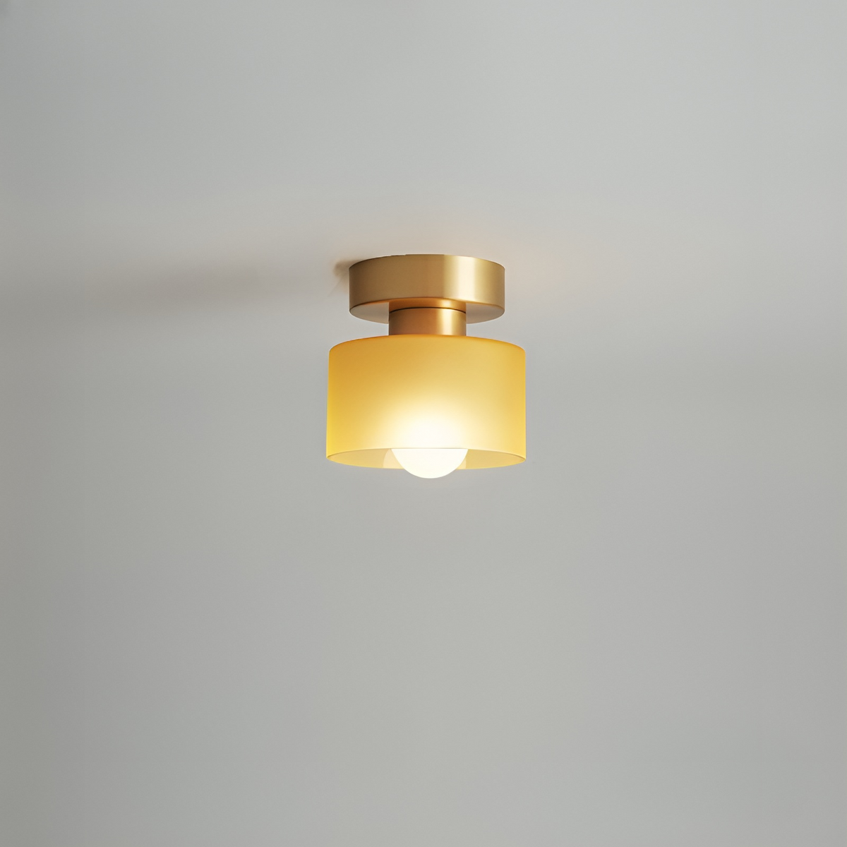 Bauhaus loftspot monteret i stue med hyggelig belysning