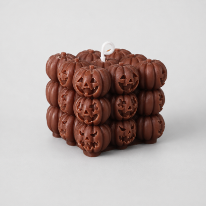 Kubisk Halloween-stearinlys i sojavoks med græskar-design i mørkebrun, 6,5 cm
