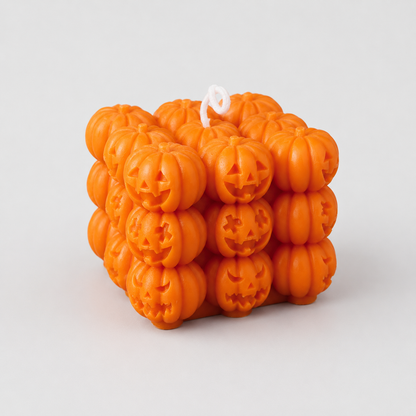 Kubisk Halloween-stearinlys i sojavoks med græskar-design i orange, 6,5 cm