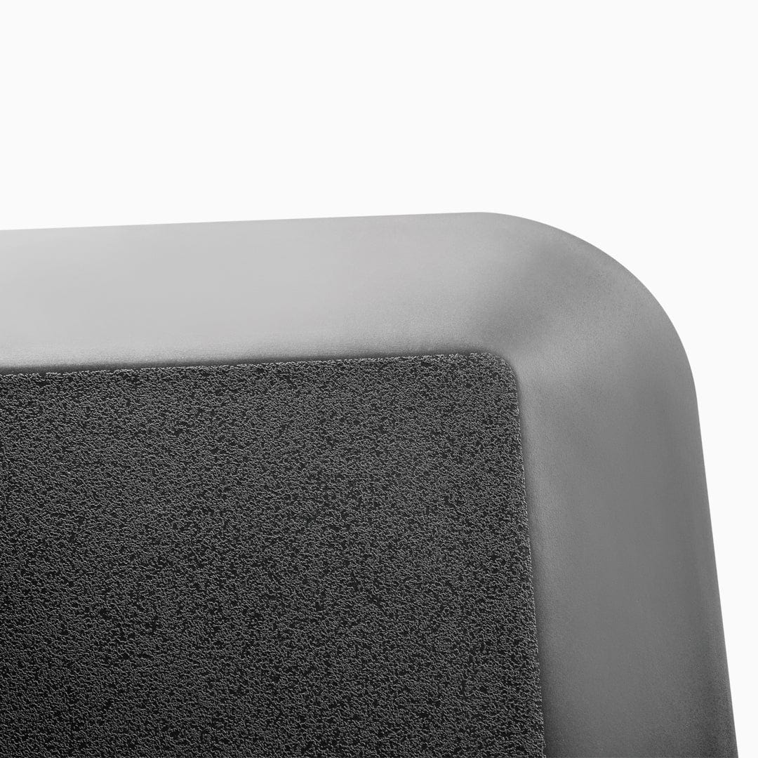 Person stående på ergonomisk ståmåtte ved skrivebord