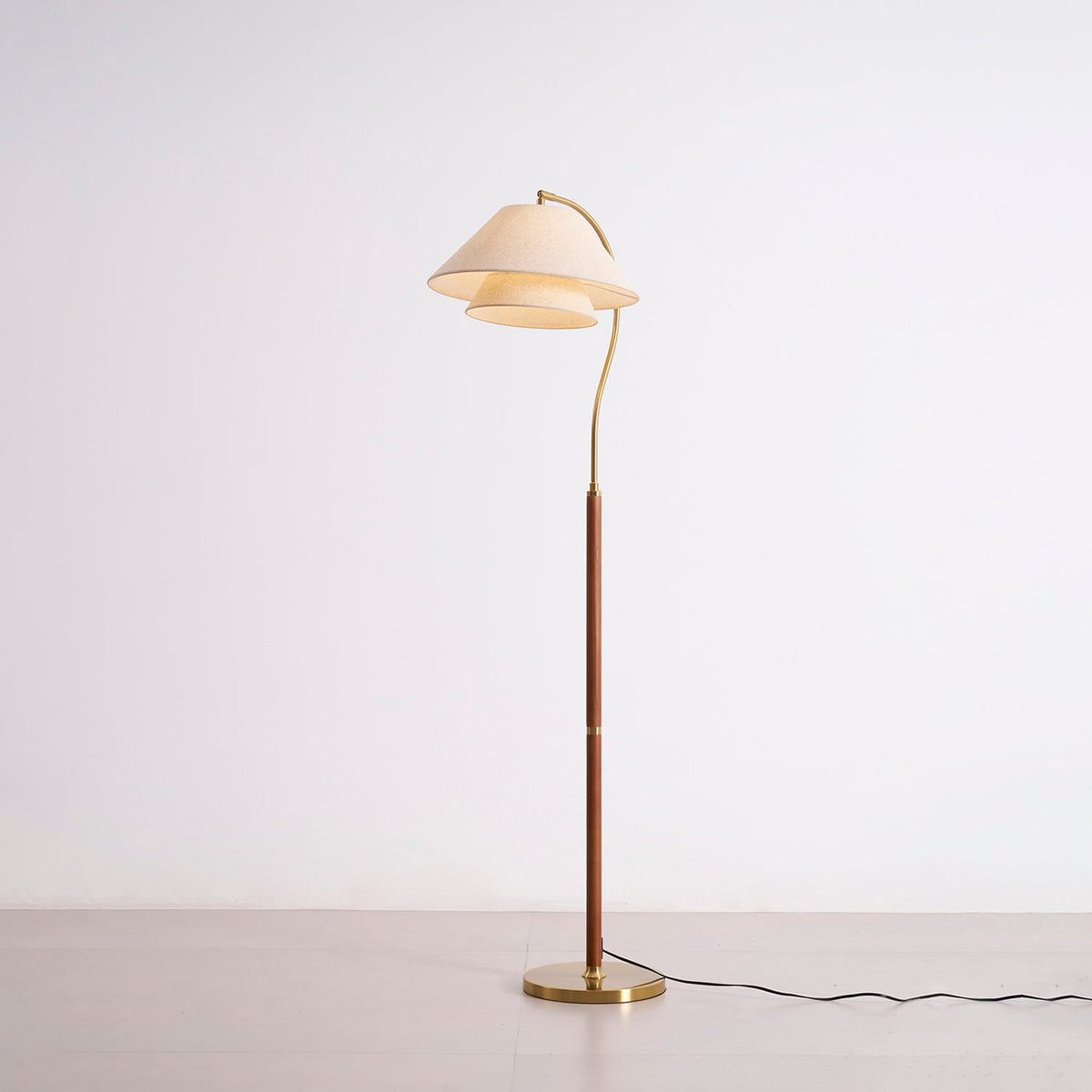 Gulvlampe i pakket eller udpakket stand