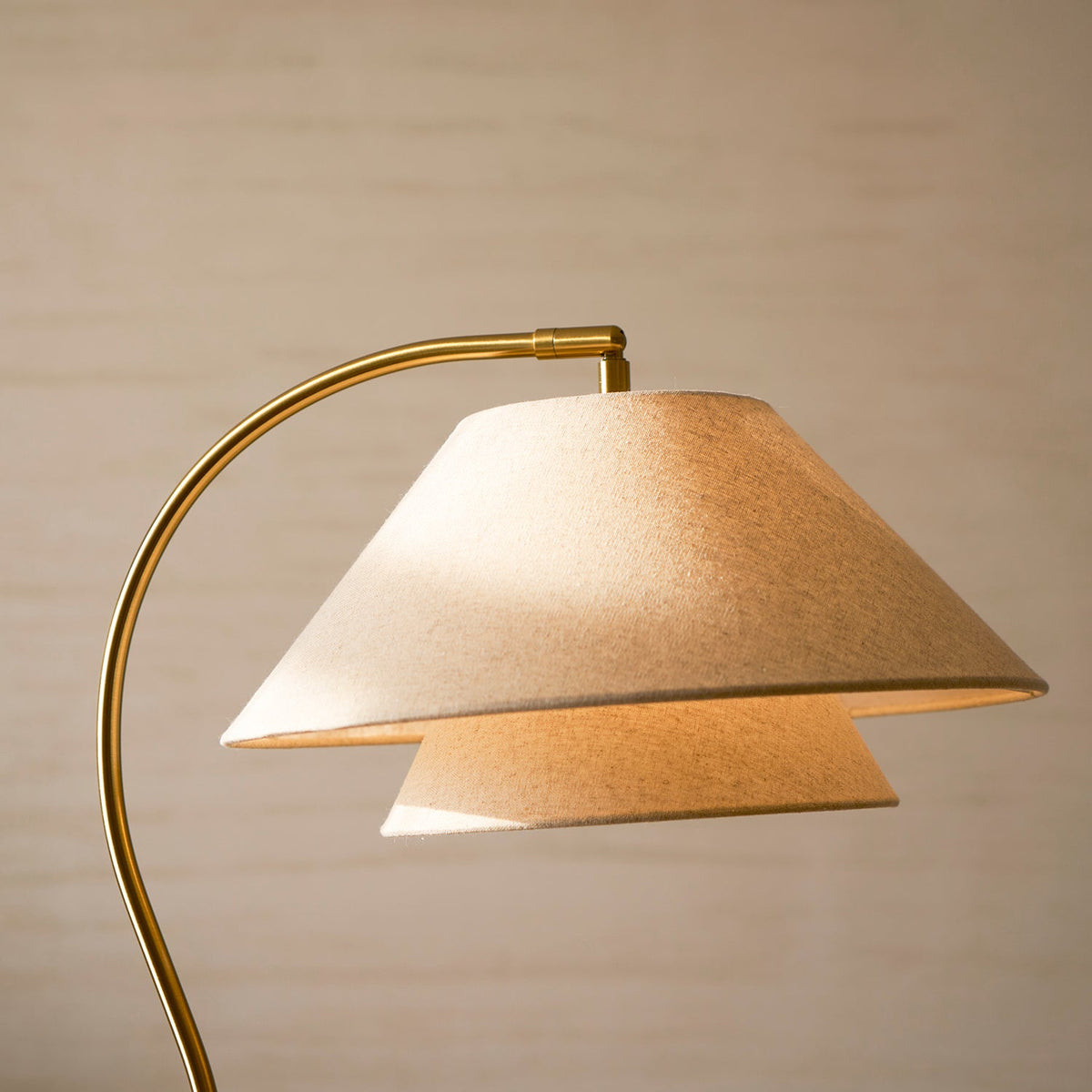 Gulvlampe med linned stofskærm i neutral farve