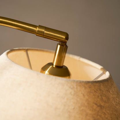 Gulvlampe ved sofabord i åben stue