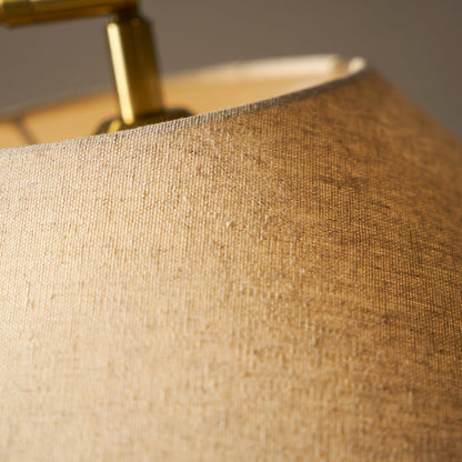 Produktfoto af gulvlampe mod hvid baggrund
