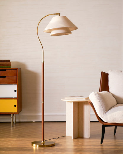 Gulvlampe i designerindretning ved vindue