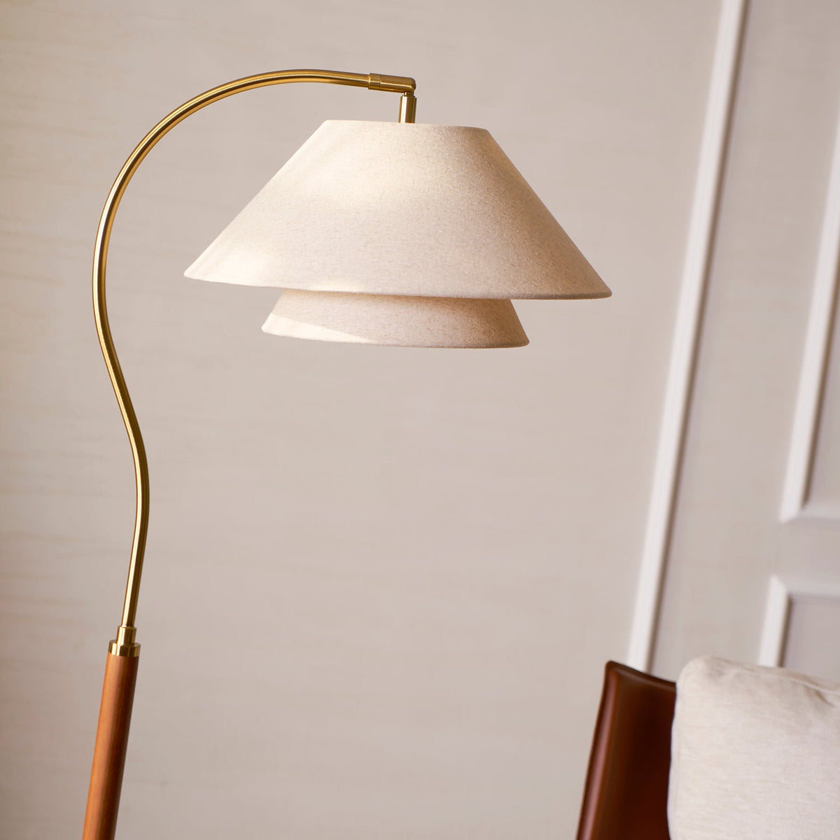 Gulvlampe med dobbelt skærm – vinklet billede