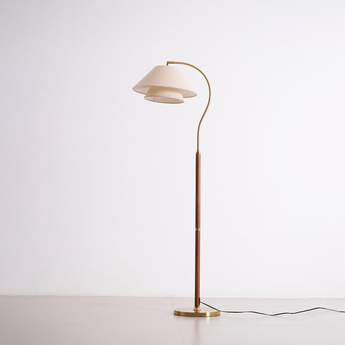 Gulvlampe i fuldt overblik fra gulv til top