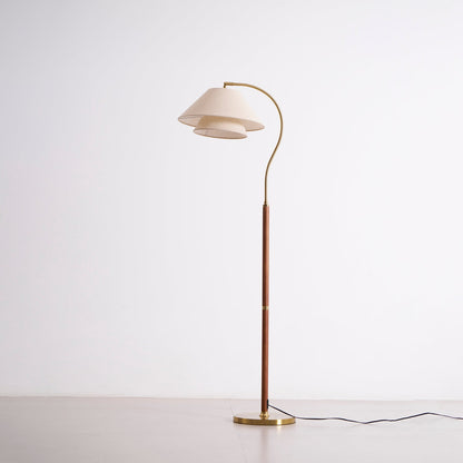 Gulvlampe i fuldt overblik fra gulv til top