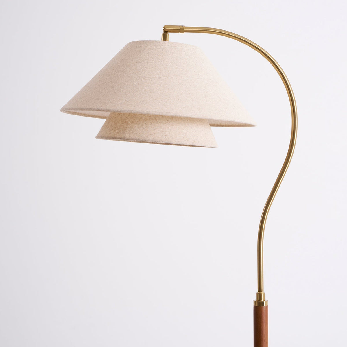 Gulvlampe i brug i læsehjørne