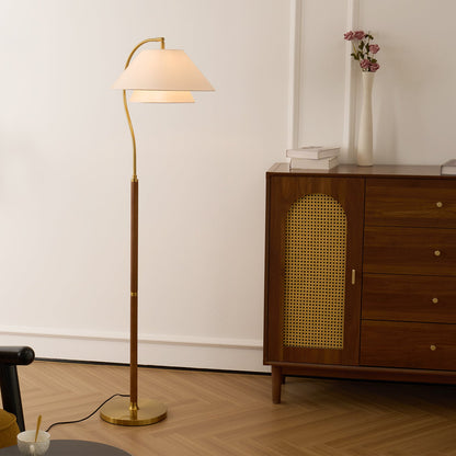 Gulvlampe ved siden af seng i minimalistisk soveværelse