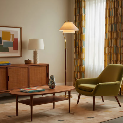 Gulvlampe i stue ved sofa med varmt lys