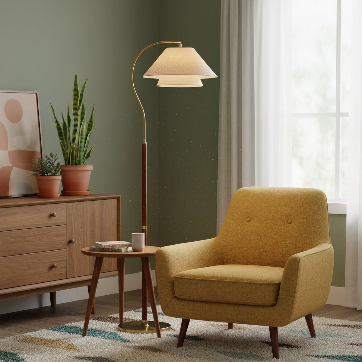 Gulvlampe med linnedstofskaerm og valnodstativ