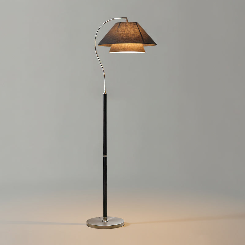 Gulvlampe med dobbelt stofskærm – helhedsbillede
