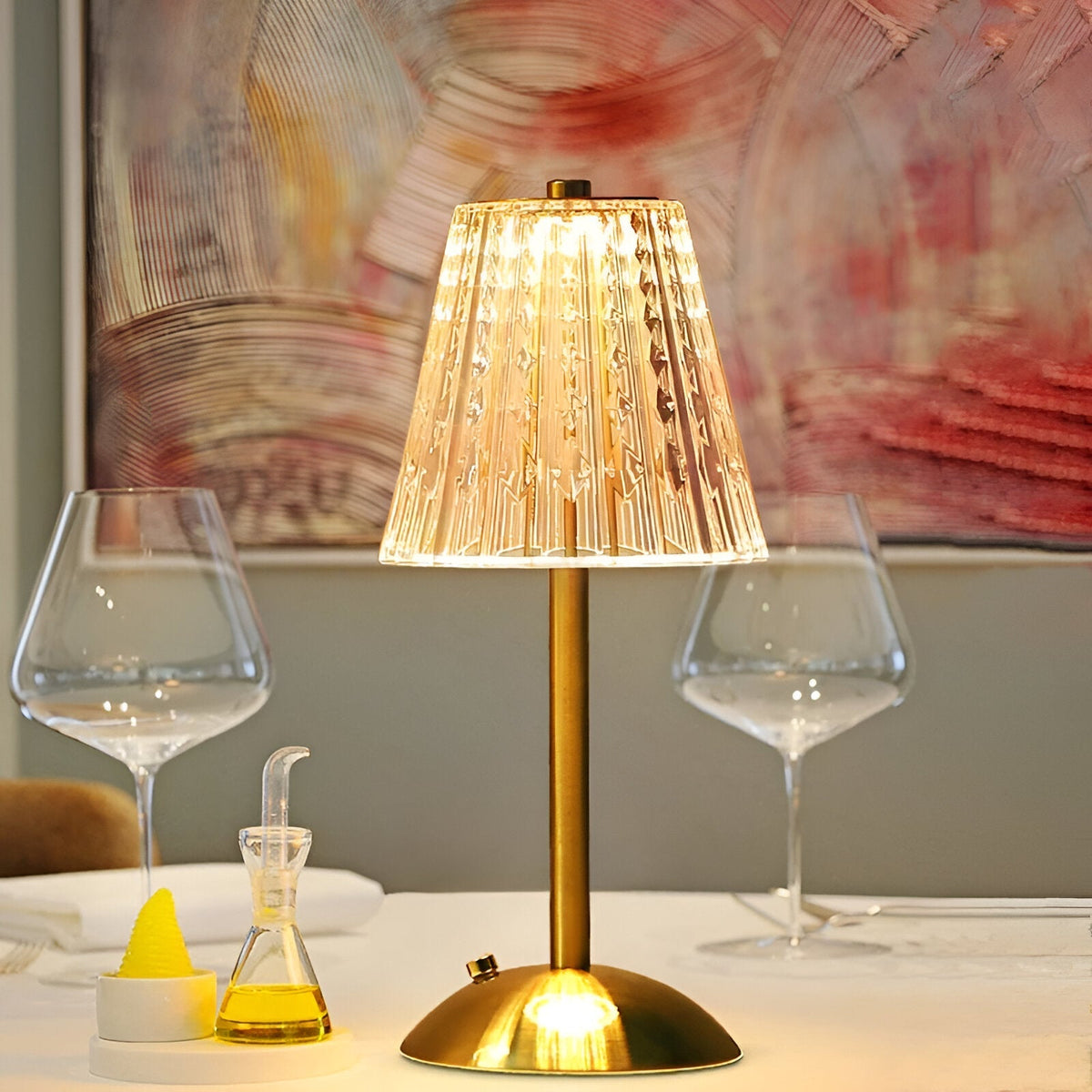 Vintage bordlampe med naturligt lys på skrivebord i arbejdsrum