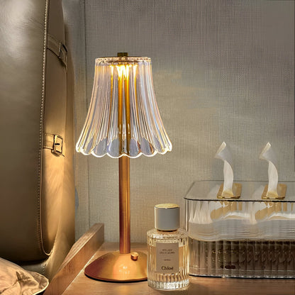 Dekorativ genopladelig bordlampe i stue med dæmpet stemningslys