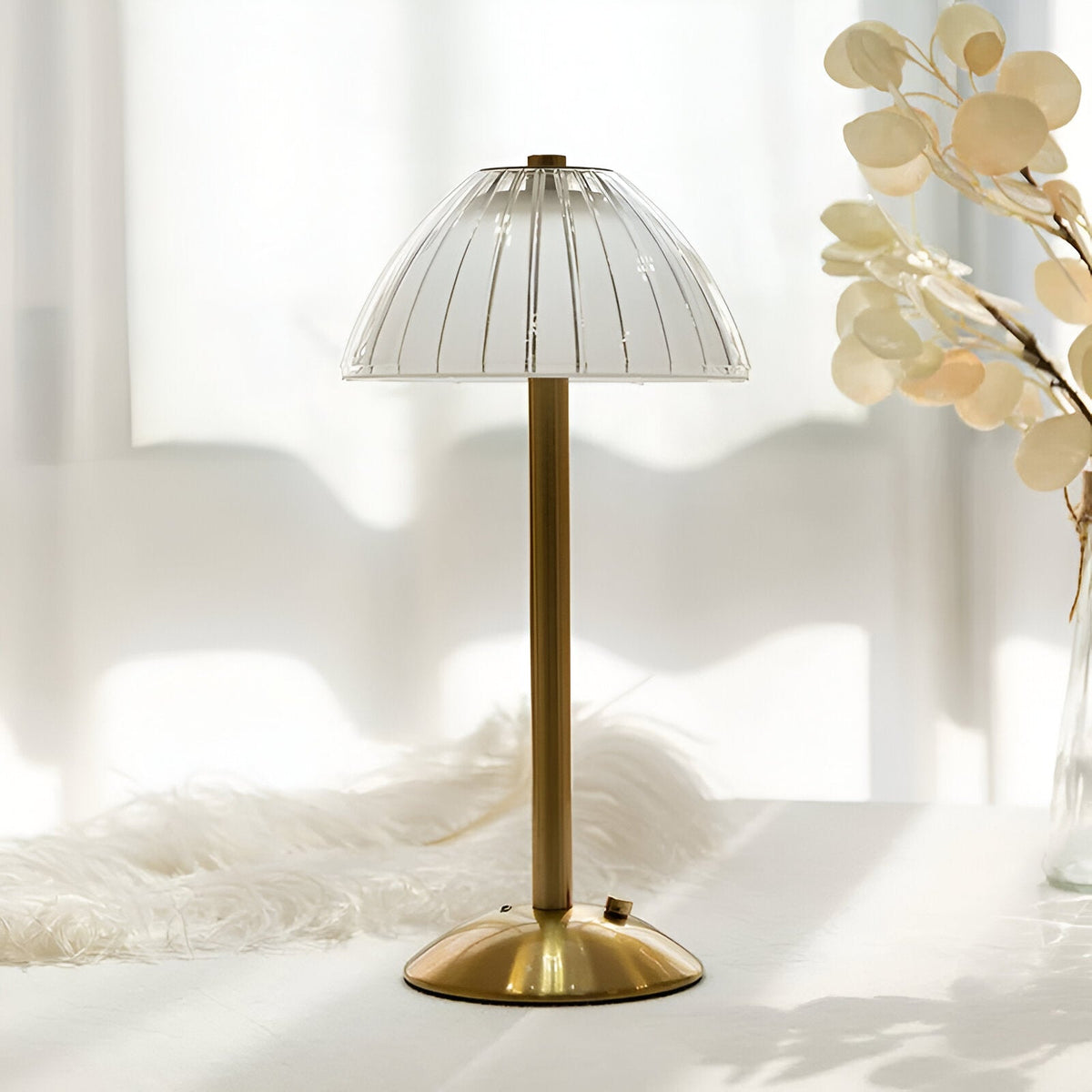 Trådløs bordlampe placeret på reol uden synlige kabler