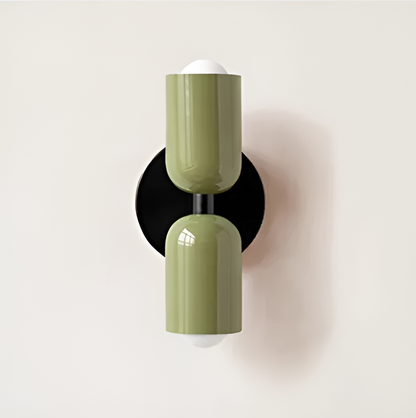 Væglampe i rød og sort – elegant og tidløst design